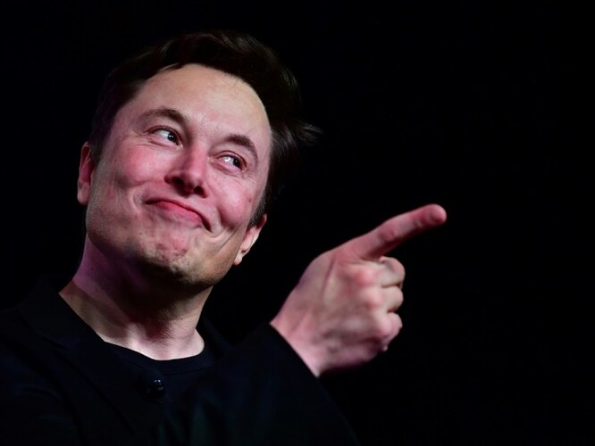 twitter-boss-elon-musk-posted-photo-indicating-he-plans-go-war-apple-over-iphone-makers